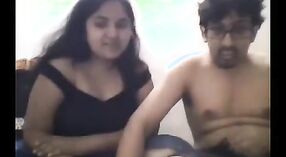 Zelfgemaakte Indiase seks video met incest scènes en zoenen 2 min 10 sec