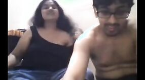 Ensest sahneleri ve öpüşme ile ev yapımı Hint seks video 0 dakika 40 saniyelik