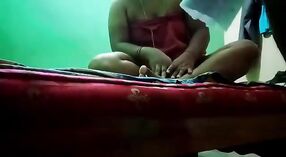 Video porno amateur presenta a una niña india regordeta y su padrastro en acción humeante 7 mín. 00 sec