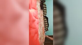 Bangla seks kasedi: büyük göğüslü kız arkadaşı erkek arkadaşının sikine biniyor 3 dakika 20 saniyelik