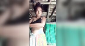 Der XXX Striptease von Desi village girl wird auf unschuldige Weise vor der Kamera festgehalten 0 min 0 s