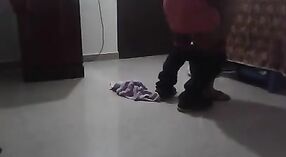 इंडियन कूकोल्डला त्याच्याबरोबर लैंगिक संबंध ठेवण्यास तयार असलेल्या गृहिणीबरोबर आपली इच्छा मिळते 2 मिन 10 सेकंद