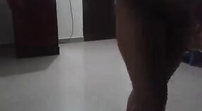 इंडियन कूकोल्डला त्याच्याबरोबर लैंगिक संबंध ठेवण्यास तयार असलेल्या गृहिणीबरोबर आपली इच्छा मिळते 3 मिन 50 सेकंद