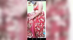 Indische Tante dampfenden striptease vor der Kamera 1 min 20 s