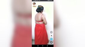 Indiase tante ' s stomende striptease op camera 1 min 40 sec