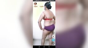 Indiase tante ' s stomende striptease op camera 2 min 00 sec