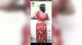 Indiase tante ' s stomende striptease op camera 0 min 40 sec