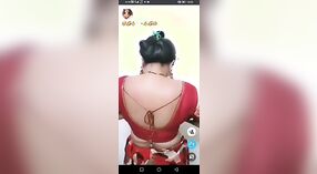 Indische Tante dampfenden striptease vor der Kamera 0 min 50 s