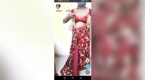 Indische Tante dampfenden striptease vor der Kamera 1 min 00 s