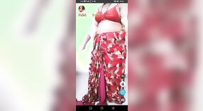 Indische Tante dampfenden striptease vor der Kamera 1 min 10 s