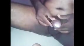 Rondborstige Indiase tante Mallu gets ondeugend met haar boyfriend in deze xxx video 2 min 20 sec