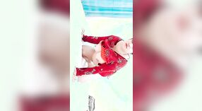 Desi XXX vídeo de uma mulher paquistanesa curvilínea exibindo seus grandes seios naturais e tocando-se 0 minuto 0 SEC
