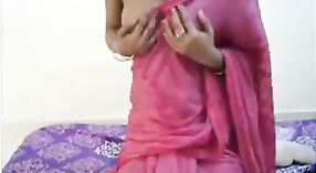 A dona de casa indiana seduz o marido numa sala de chat com uma cena de filme 2 minuto 00 SEC