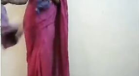 Indyjska gospodyni uwodzi męża na czacie ze sceną filmową 4 / min 00 sec