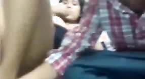 スキャンダラスな本格的なセックスビデオのインドの女子大生 1 分 50 秒