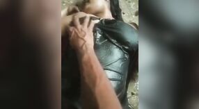MMC-Video zeigt eine heiße und dampfende Begegnung zwischen einem Mann und einer reifen Desi-Frau 0 min 50 s
