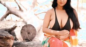 Bhabhi indienne aux gros seins en sari pose pour une séance photo torride en plein air 1 minute 20 sec