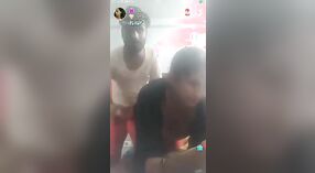 DehatiでのインドのカップルのセックスのLivecamショーを見る 1 分 40 秒