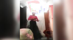 Сольный стриптиз подростка из Банглы в этом горячем видео 0 минута 0 сек
