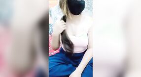 Modelo porno indio hace alarde de su culo XXX en la webcam para el placer de su cliente 0 mín. 0 sec