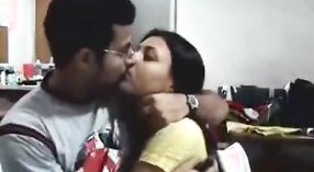 В эпизоде Desi XXX пара занимается страстным и интимным сексом во время своего медового месяца 12 минута 00 сек