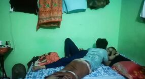 Heimsex eines indischen Paares vor versteckter Kamera festgehalten 1 min 20 s