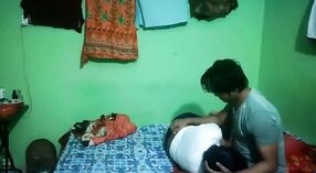 Heimsex eines indischen Paares vor versteckter Kamera festgehalten 1 min 50 s