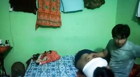 Heimsex eines indischen Paares vor versteckter Kamera festgehalten 2 min 20 s