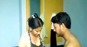भारतीय भाभी किराए के पैसे के लिए एक असली वेश्या के साथ उसके मकान मालिक पर धोखा देती है 0 मिन 0 एसईसी