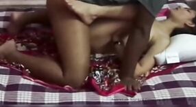 Desi adolescente recebe seu bichano peludo penetrou em várias posições neste vídeo pornô Amador 1 minuto 40 SEC
