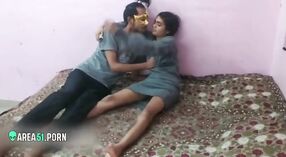 В видео Desi MMC горячая бенгальская студентка получает массаж своей киски от своего дяди 1 минута 20 сек