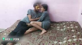 Video Desi MMC menampilkan seorang siswa Bengali yang seksi menggosok vaginanya oleh pamannya 2 min 20 sec