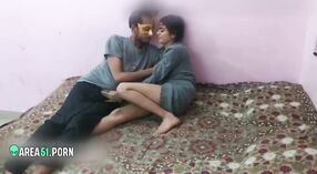 Desi MMC video tính năng một Nóng Bengali sinh viên đưa cô ấy l. cọ xát: bởi: cô ấy chú 2 tối thiểu 20 sn