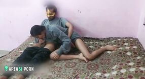 Desi MMC video présente une étudiante bengali chaude se faisant frotter la chatte par son oncle 3 minute 20 sec
