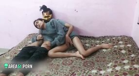 Desi MMC video présente une étudiante bengali chaude se faisant frotter la chatte par son oncle 3 minute 50 sec