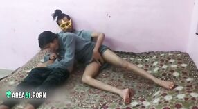 Desi MMC video présente une étudiante bengali chaude se faisant frotter la chatte par son oncle 4 minute 20 sec