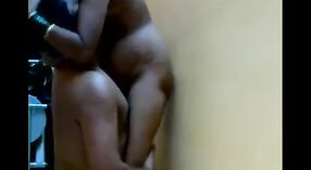 Indische Tante mit großen Titten genießt nasse Muschi in desi sex video 2 min 50 s