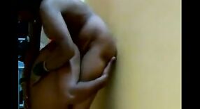 Indyjski ciocia z duży cycki cieszy mokro cipki w desi seks wideo 3 / min 10 sec