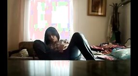 Indisches college-Mädchen mit großen Titten vergnügt sich in MMS-video 0 min 0 s