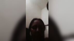 Ấn độ aunty cho cô ấy sừng chồng một blowjob trong tự chế video 0 tối thiểu 0 sn