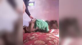 Sexe en groupe d'un couple indien dans une vidéo porno maison 3 minute 00 sec