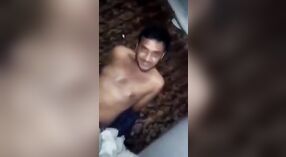 Bangla puta recebe seu bichano lambido e dedos antes de ter relações sexuais com MMC 3 minuto 20 SEC