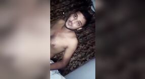 Bangla puta recebe seu bichano lambido e dedos antes de ter relações sexuais com MMC 3 minuto 30 SEC