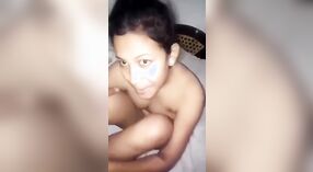 Bangla puta recebe seu bichano lambido e dedos antes de ter relações sexuais com MMC 0 minuto 0 SEC