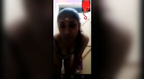 Das sexy indische Babe Havt Bangla zieht sich im MMC-Video für selfies aus 0 min 0 s