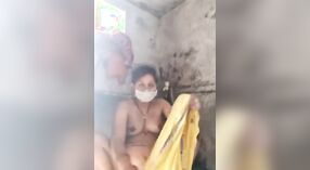 Dehatis Frau wird nackt und frech in einer schmutzigen Duschkabine 3 min 40 s