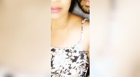 Desi bhabhi consigue abajo y sucio con su novio en caliente MMS vídeo 0 mín. 0 sec