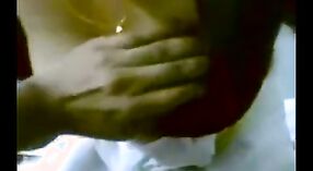 Un couple indien amateur profite d'une pipe sensuelle de leur petite amie à Calcutta 2 minute 00 sec