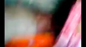 Desi gais amateur-schwiegertochter genießt eine wilde Fahrt in diesem Desi-Sexskandal-Video 1 min 20 s