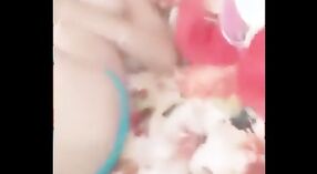 Indisches Mädchen wird in diesem heißen Desi-Sexvideo in einem Hotelzimmer gefingert und gefickt! 3 min 20 s